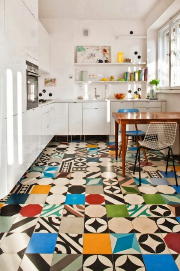 Lantai dengan Perpaduan Tile Berwarna